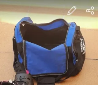 Bolsa deportiva Reebok negra y azul