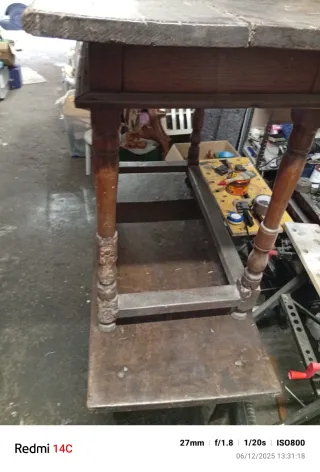 Mesa de madera rústica