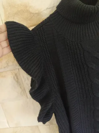 Jersey negro volantes cuello alto talla S