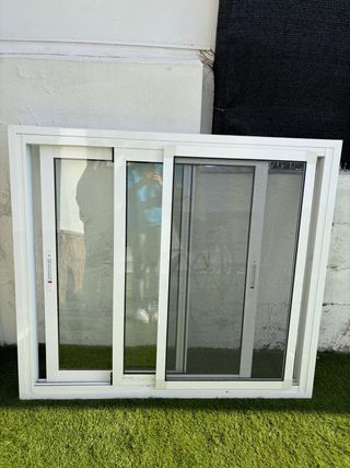 Ventana corredera con mosquitera