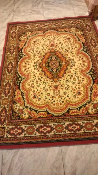 Alfombra persa beige y roja. 135×185