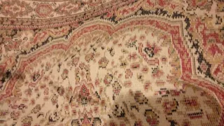 Alfombra persa beige y roja. 135×185