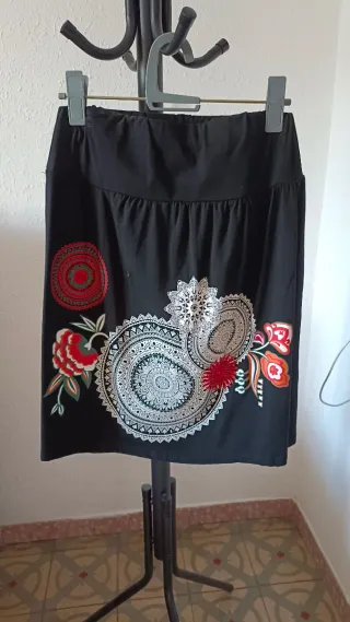 Falda negra estampada estilo Desigual