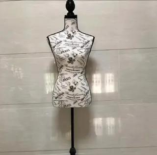 Maniquí mujer beige y negro