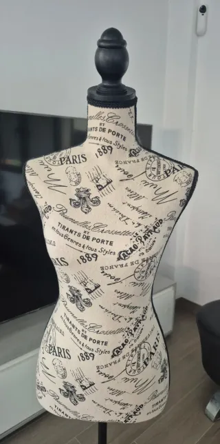 Maniquí mujer beige y negro