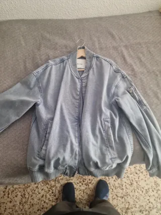Chaqueta vaquera Bershka, talla M como nueva