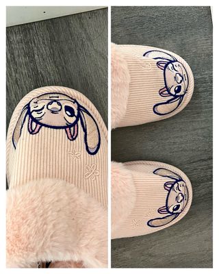 Zapatillas de pelo rosa con estampado Lilo&Stitch.