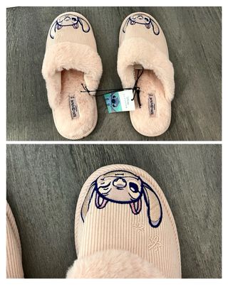 Zapatillas de pelo rosa con estampado Lilo&Stitch.