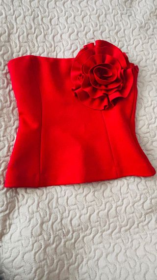 Top rojo con flor