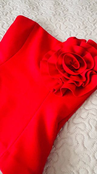 Top rojo con flor