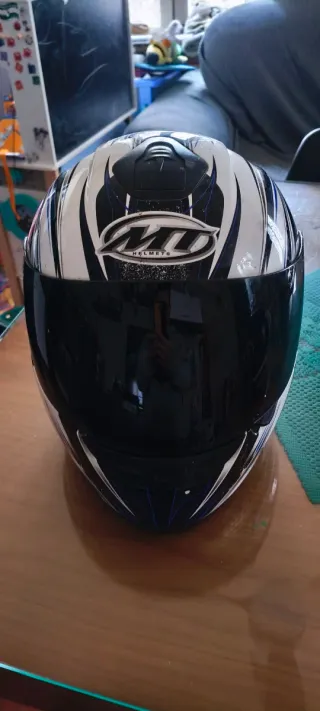 Casco MT con pantalla negra