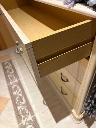 Cómoda antigua madera beige y oro