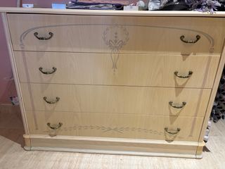 Cómoda antigua madera beige y oro