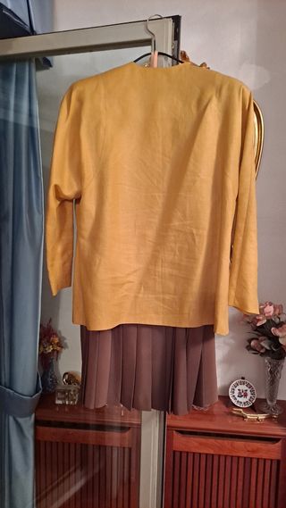 Traje chaqueta amarillo y marrón