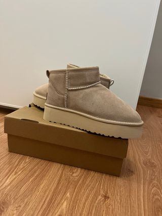 Botas de pelo, estilo UGG . Beige Talla 40