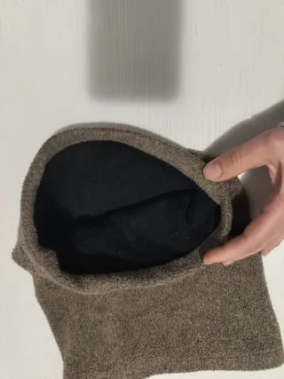 Scaldacollo nero con bordo marrone