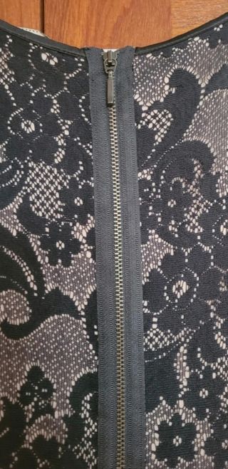 Vestido de encaje negro con forro nude