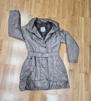 Abrigo beige con cinturón