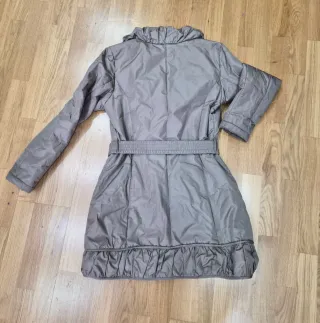 Abrigo beige con cinturón