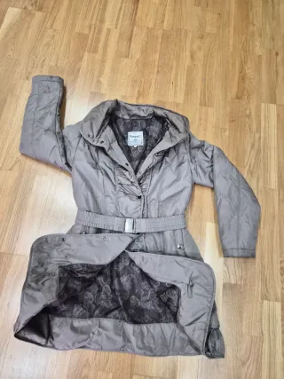 Abrigo beige con cinturón