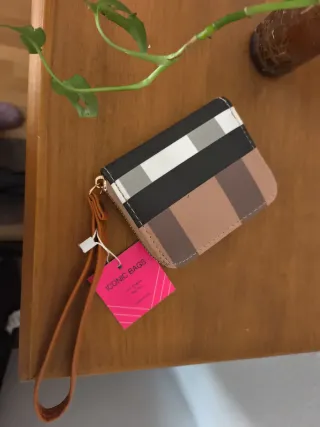 Monedero cartera con abeja dorada.