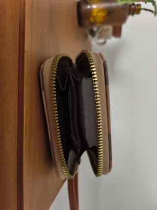 Monedero cartera con abeja dorada.