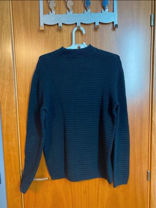 Jersey Bershka negro cuello alto