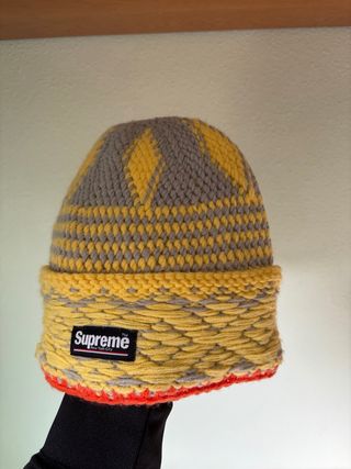 Gorro Supreme SS25 Gris y Amarillo
