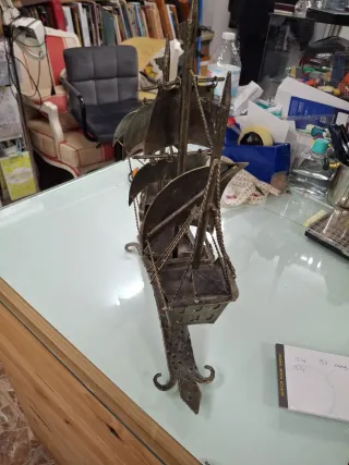 Galeón metálico decorativo