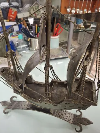 Galeón metálico decorativo