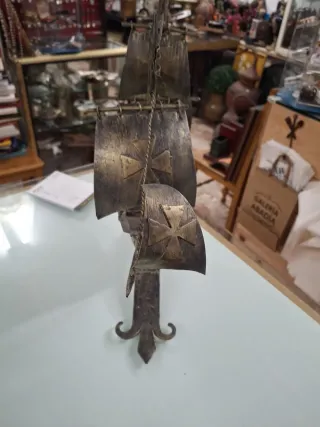 Galeón metálico decorativo