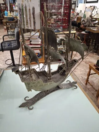 Galeón metálico decorativo