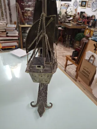 Galeón metálico decorativo