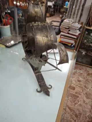 Galeón metálico decorativo