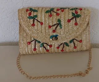 Bolsa de palha com cerejas