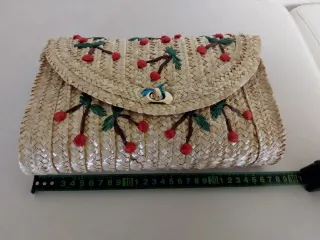 Bolsa de palha com cerejas