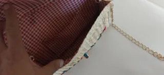 Bolsa de palha com cerejas