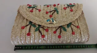 Bolsa de palha com cerejas