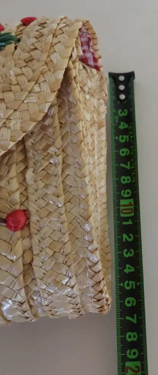 Bolsa de palha com cerejas