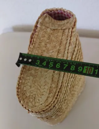 Bolsa de palha com cerejas