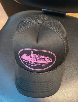 Gorra Corteiz Negra con Logo Rosa