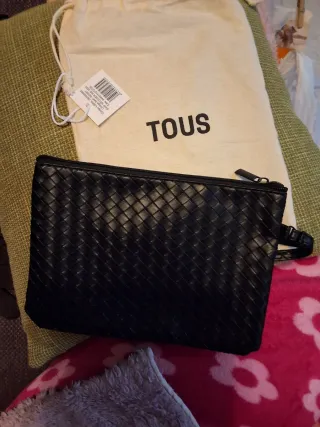 Bolsita Tous Negra Tejida mide 22.5x 15.5