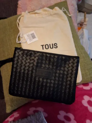 Bolsita Tous Negra Tejida mide 22.5x 15.5