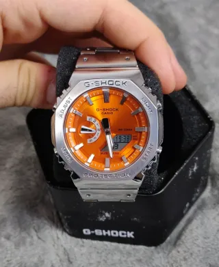Reloj Casio de acero con dial naranja