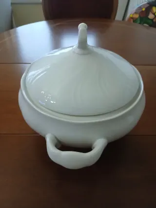 Sopera de porcelana beige