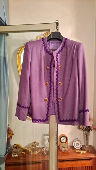 Chaqueta morada con adornos