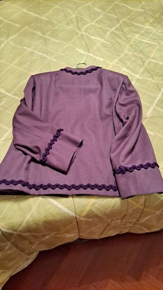 Chaqueta morada con adornos