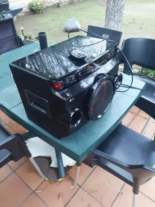 Altavoz Bluetooth LG Negro y Rojo