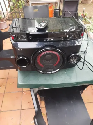 Altavoz Bluetooth LG Negro y Rojo