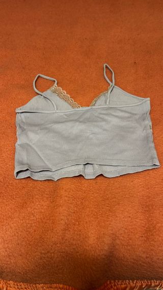 Top corto con encaje